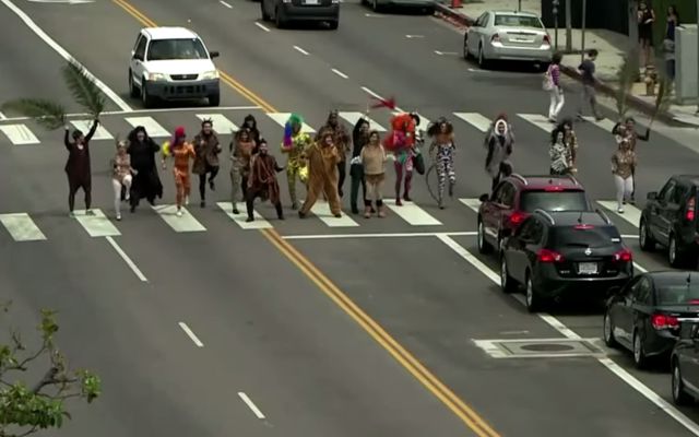 James Corden lleva “El Rey León” a las calles James Corden lleva “El Rey León” a las calles