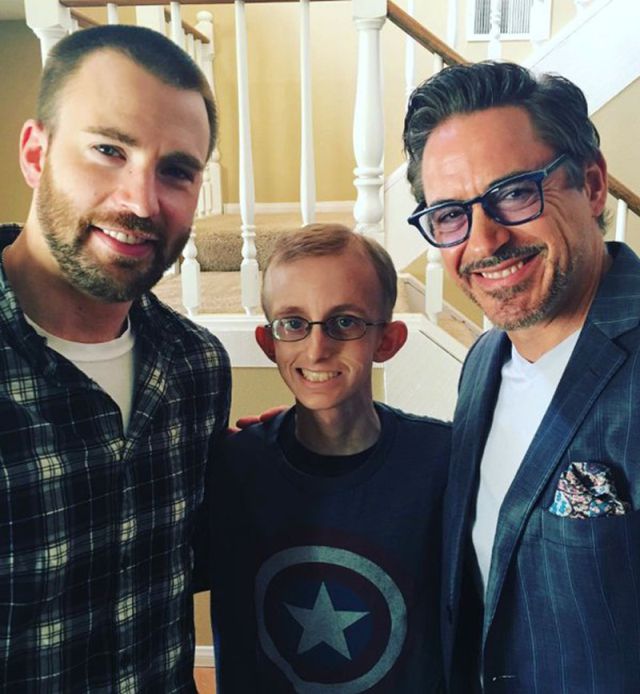 Iron Man y Capitán América le cumplen su último deseo Iron Man y Capitán América le cumplen su último deseo