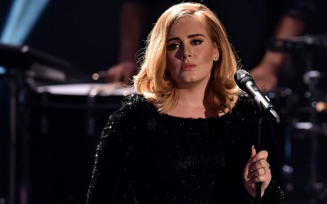 Adele regaña a una fan durante su concierto (VIDEO) Adele regaña a una fan durante su concierto (VIDEO)