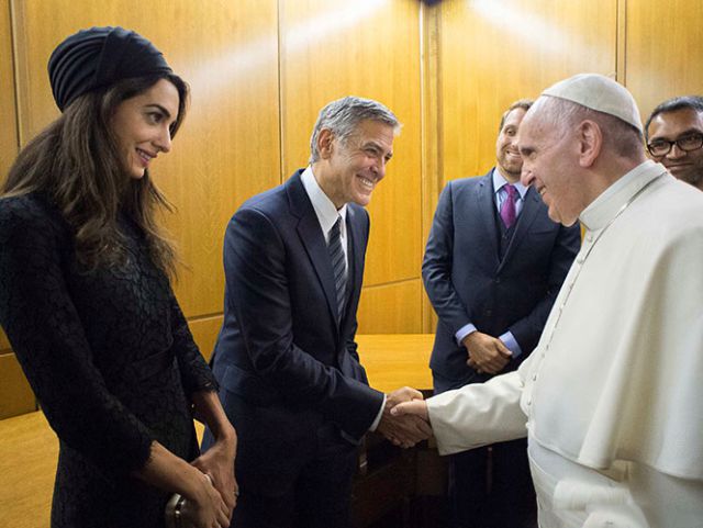 El Papa entrega premio a Hayek, Clooney y Gere.