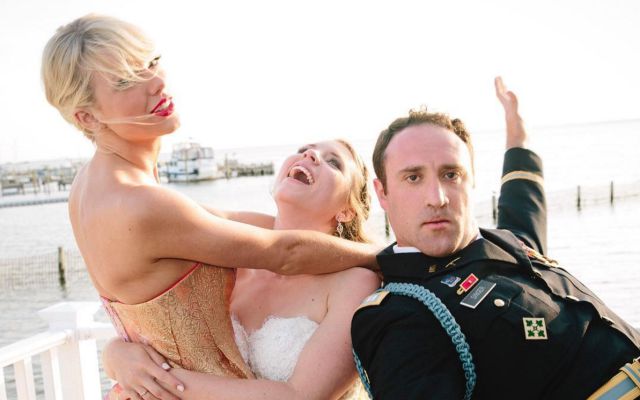 Taylor Swift sorprende a fans en boda (VIDEO+FOTOS)