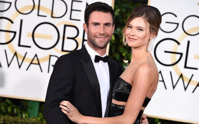 Esposa de Adam Levine posa con poca ropa (FOTO)