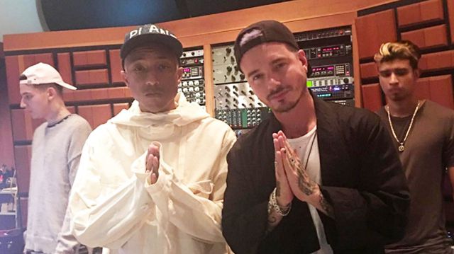 Pharrell Williams canta en español