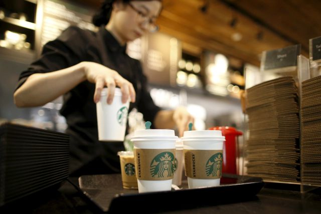Starbucks enfrenta demanda por no servir sus bebidas con suficiente leche