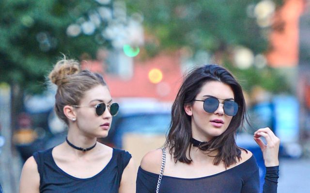 Kendall Jenner enseña de más y presume piercing