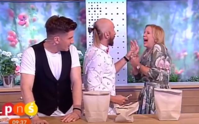 Mago falla acto y perfora la mano de conductora
