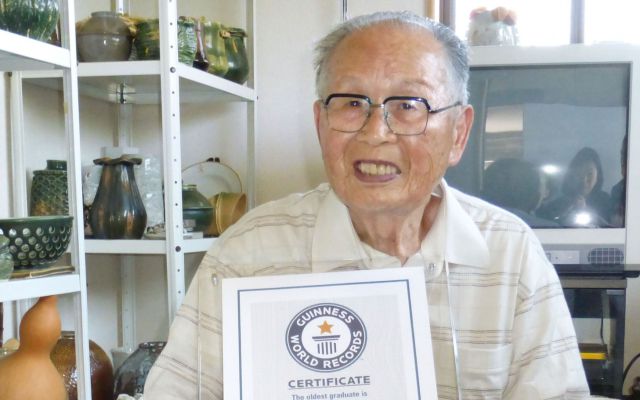 Un hombre logra graduarse de la Universidad a sus 96 años y rompe récord Guinness