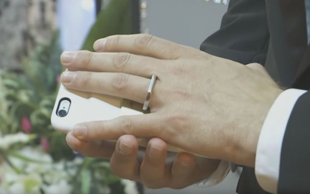 Joven se casa con su teléfono