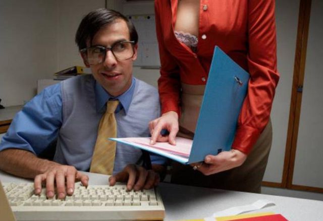 ¿Usar o no una blusa con escote en la foto de solicitud de empleo?