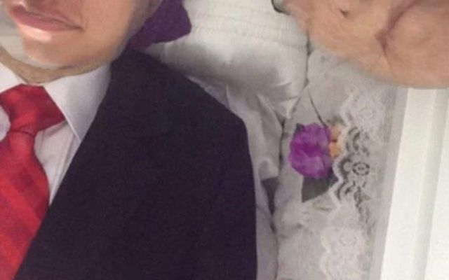 Joven usa en Snapchat en un funeral por aburrimiento