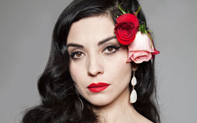 Mon Laferte tiene una sorpresa exclusiva para ti
