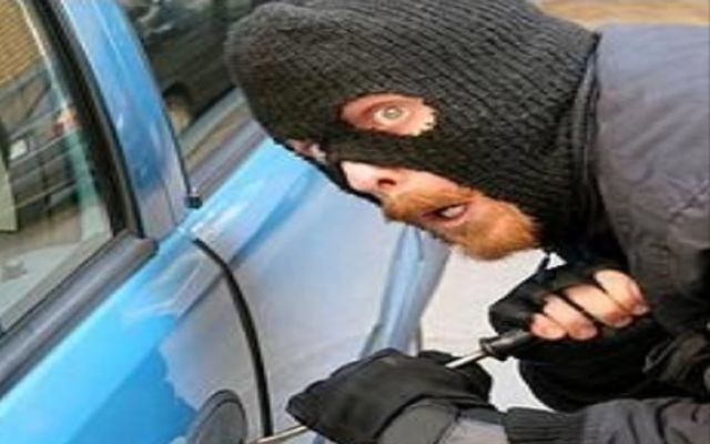 Se roban un carro con un niño adentro
