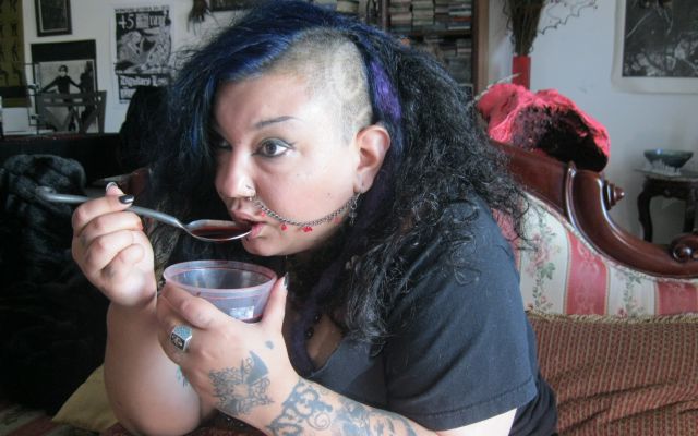 Esta mujer es adicta a la sangre