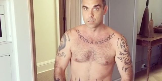 Robbie Williams se quita toda la ropa