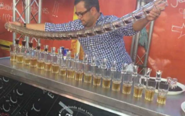 El Barman que puede servir 17 shots al mismo tiempo