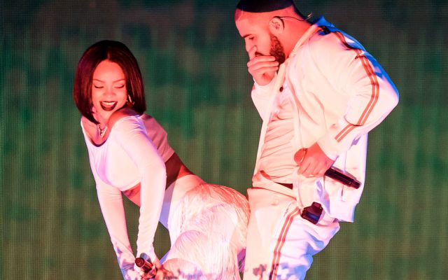 Drake baila sensualmente con Rihanna en pleno concierto (Videos)