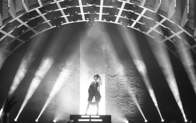 Ariana Grande canta a la perfección los éxitos de Whitney Houston