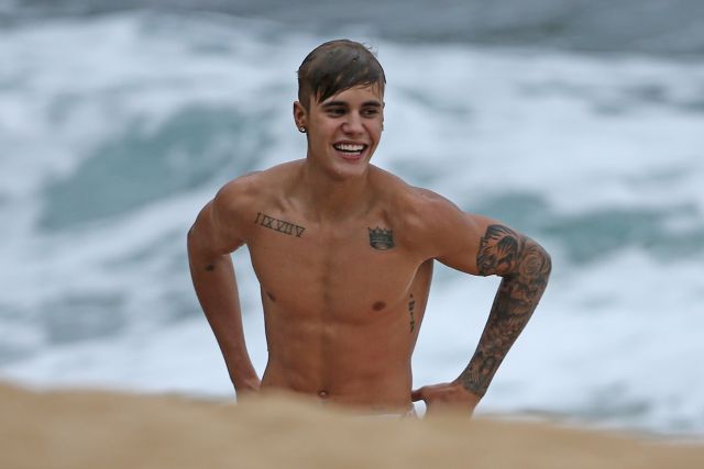 Justin Bieber Disfruta Sus Vacaciones Estilo La Laguna Azul