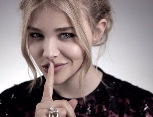 ¡Chloe Grace Moretz posó en topless!