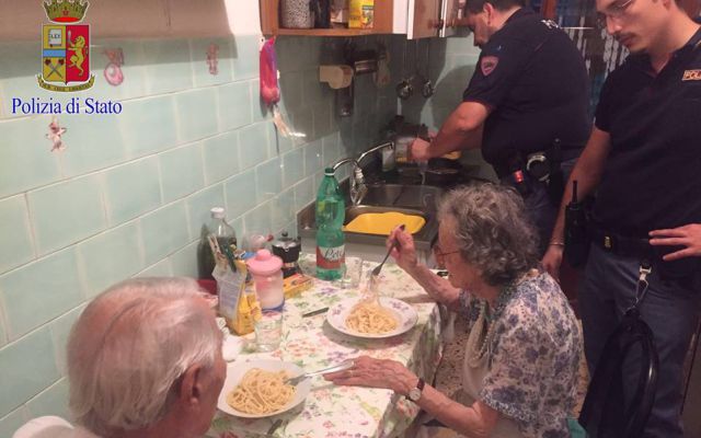Policías atienden emergencia y resultó ser dos ancianos que querían compañía