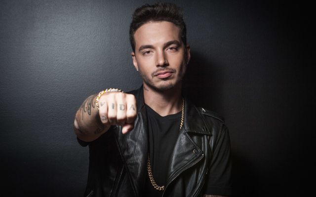 Así se cayó J Balvin mientras grababa un video (Video)