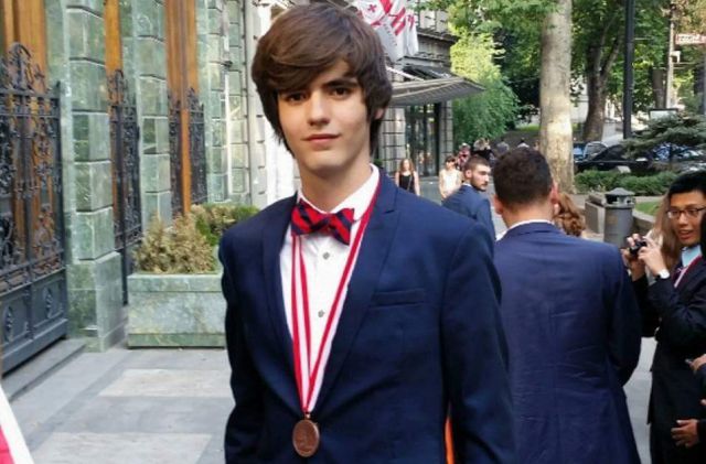 Inteligente y guapo gana medalla