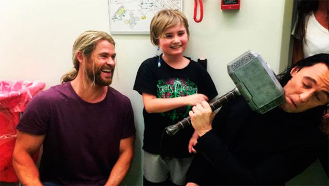 Thor y Loki visitan un hospital infantil