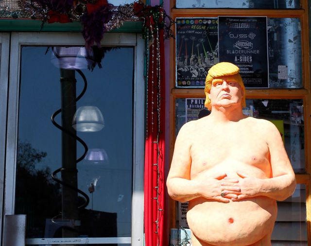 La estatua de Donald Trump entrara en subasta