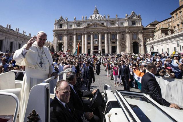 Mil 500 indigentes comen pizza gracias al Papa Francisco