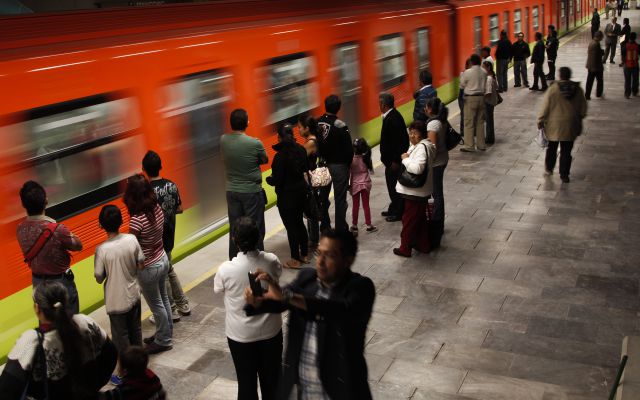Conductora del metro deja encendido el micrófono y por accidente revela intimidades (Video)