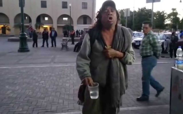 Este vagabundo canta idéntico a Juan Gabriel