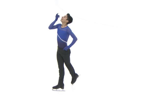 Joven mexicano hace su rutina de patinaje al estilo de Juan Gabriel