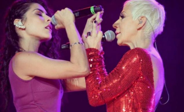 El candente beso de Ana Torroja y María León (Video)