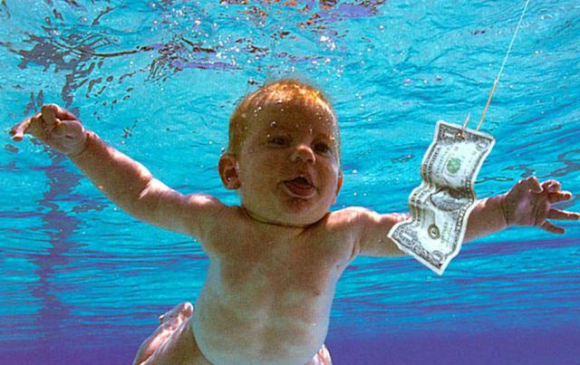 Bebé recrea la portada del álbum “Nevermind” 25 años después
