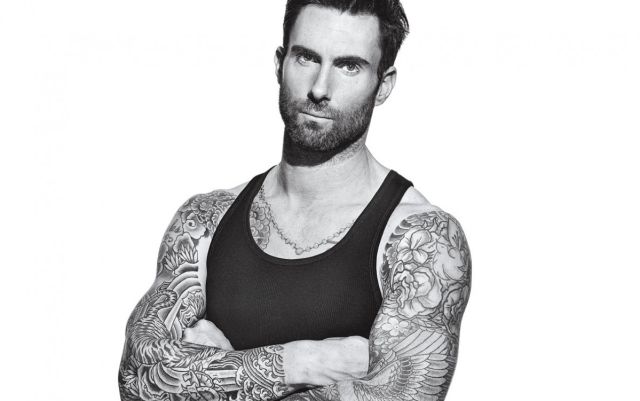 Adam Levine sube su primera foto con su bebé (Foto)