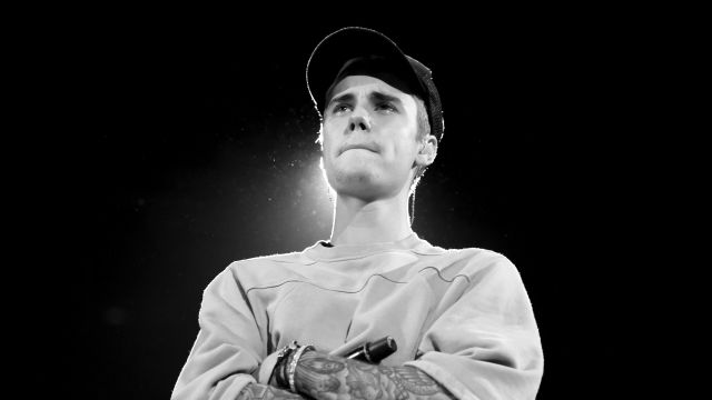 A Justin Bieber le pasa algo terrible en uno de sus conciertos