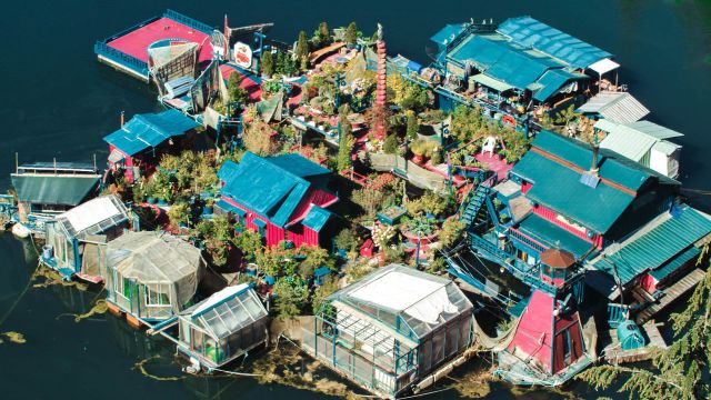 Construyeron su propia isla móvil