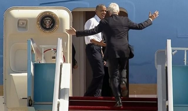 Obama le truena los dedos a Bill Clinton