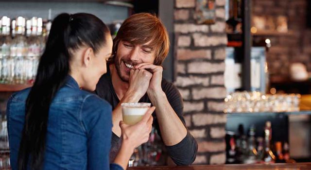 ¿La cerveza ayuda a conseguir pareja?