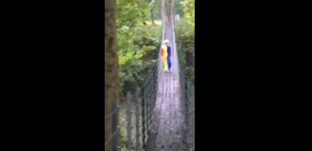 Payaso persigue a dos jóvenes en pleno bosque (Video)