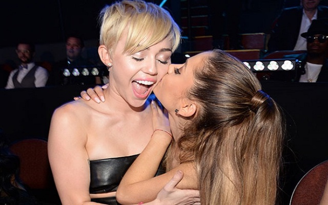 Miley Cyrus habla sobre su primera relación con una mujer