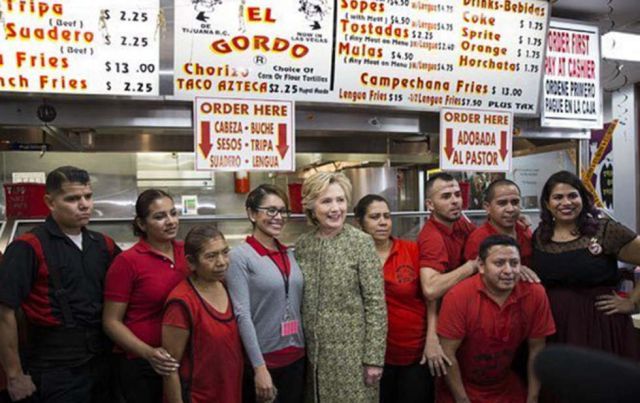Hillary Clinton visita taquería en Tijuana