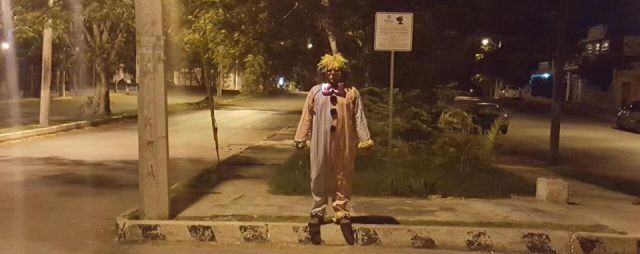 Llegó el hombre que luchará contra los payasos que nos aterrorizan