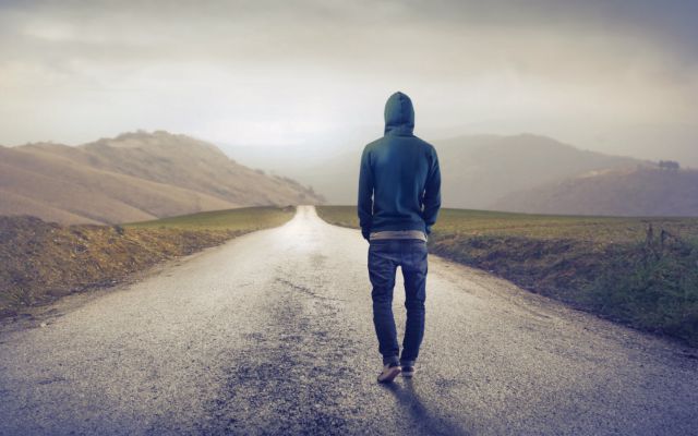Tiene 23 años y le agrada viajar, pero su novia de 20 años no la dejan salir tanto como a él Tiene 23 años y le agrada viajar, pero su novia de 20 años no la dejan salir tanto como a él