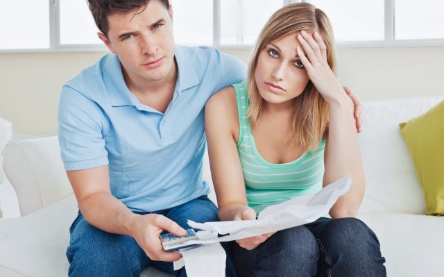 2 meses de noviazgo, 4 años de casada ahora ya divorciada y está saliendo con un chico.