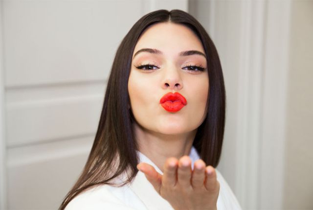 Kendall Jenner admite que le encanta enseñar sus atributos Kendall Jenner admite que le encanta enseñar sus atributos