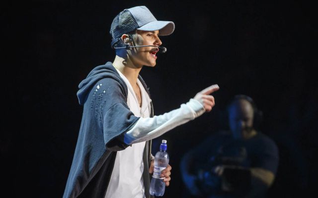 Justin Bieber abandona el escenario por sus fans