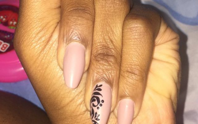 Hay algo insólito en la foto de este manicure