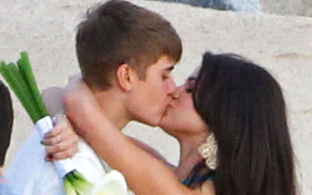 Selena Gomez y Justin Bieber en sesión de fotos de una boda de sus amigos en 2012