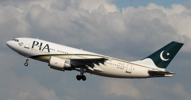 Un avión aterriza de emergencia por una razón algo sucia